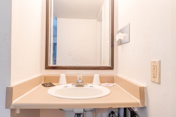 Foto van 3 Volledig Bed | Non-Smoking - Vakantiehuis in Chickasha OK - BathRoom