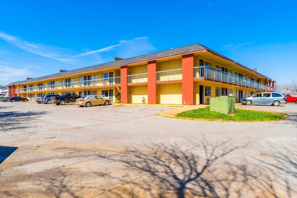 Foto van 3 Volledig Bed | Non-Smoking - Vakantiehuis in Chickasha OK - ExteriorSummer