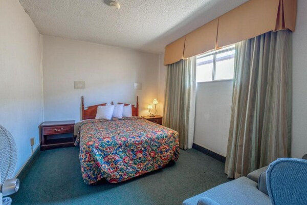 Foto van 2 tweepersoonsbedden en 1 queensize bed - Vakantiehuis in Gallup City - BedRoom