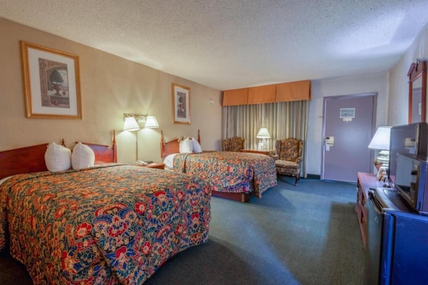 Foto van 2 tweepersoonsbedden en 1 queensize bed - Vakantiehuis in Gallup City - BedRoom