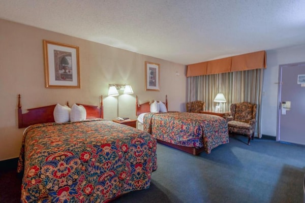 Foto van 2 tweepersoonsbedden en 1 queensize bed - Vakantiehuis in Gallup City - BedRoom