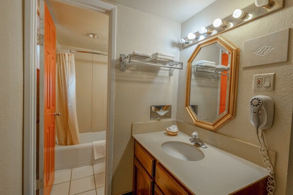 Foto van 2 tweepersoonsbedden en 1 queensize bed - Vakantiehuis in Gallup City - BathRoom