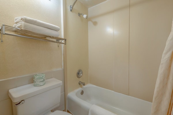 Foto van 2 tweepersoonsbedden en 1 queensize bed - Vakantiehuis in Gallup City - BathRoom