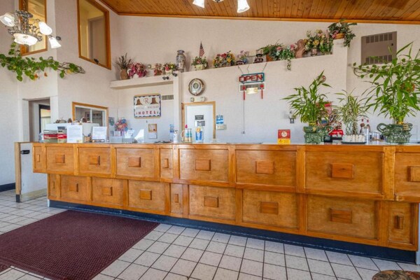 Foto van 2 tweepersoonsbedden en 1 queensize bed - Vakantiehuis in Gallup City - HallReception
