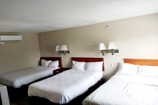 Foto van 3 tweepersoonsbedden | roken toegestaan | Omaha NE - BedRoom