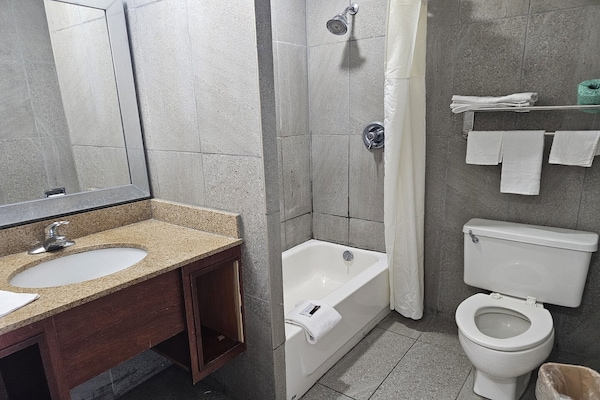 Foto van 3 tweepersoonsbedden | roken toegestaan | Omaha NE - BathRoom