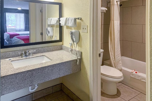 Foto van 3 Queensize bedden | Rosenberg TX - Vakantiehuis in Rosenberg TX - BathRoom