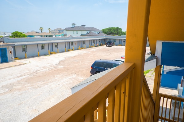 Foto van 3 Volledig Bed Met Kitchenette - Vakantiehuis in Corpus Christi TX - parking