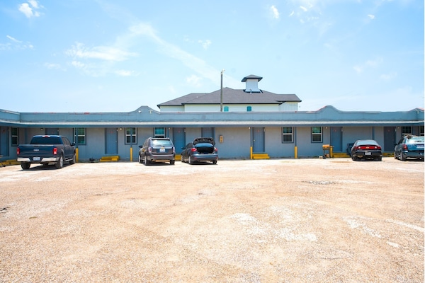 Foto van 3 Volledig Bed Met Kitchenette - Vakantiehuis in Corpus Christi TX - parking