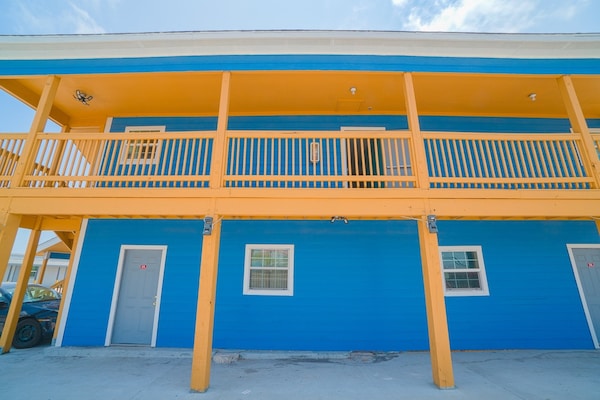 Foto van 3 Volledig Bed Met Kitchenette - Vakantiehuis in Corpus Christi TX - parking