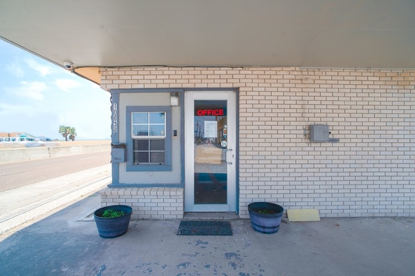 Foto van 3 Volledig Bed Met Kitchenette - Vakantiehuis in Corpus Christi TX - parking