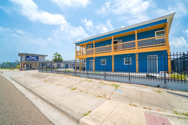 Foto van 3 Volledig Bed Met Kitchenette - Vakantiehuis in Corpus Christi TX - ExteriorSummer