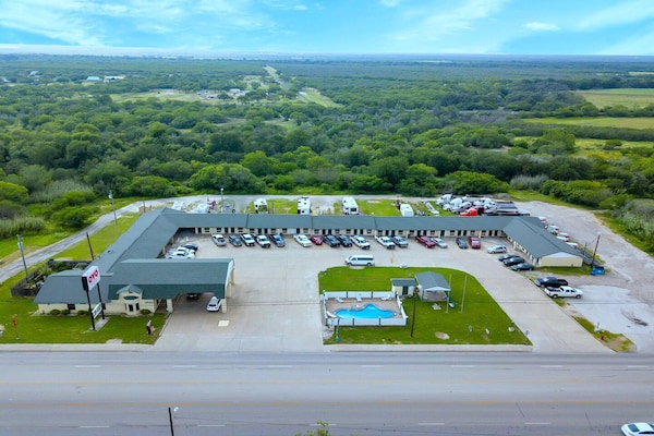 Foto van 3 Queensize bedden | Three Rivers TX - Vakantiehuis in Three Rivers TX - ExteriorSummer