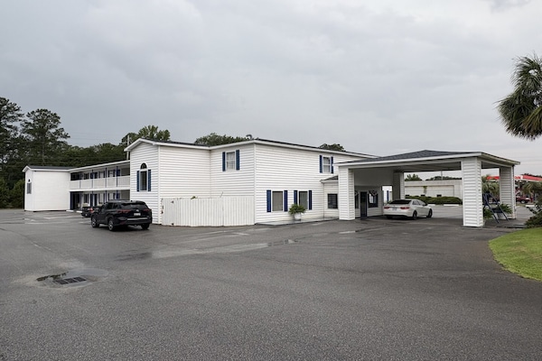 Foto van 3 Queensize bedden | Hampton - Vakantiehuis in Hampton, SC - ExteriorSummer