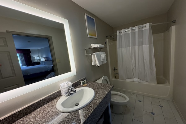 Foto van 3 Queensize bedden | Hampton - Vakantiehuis in Hampton, SC - BedRoom