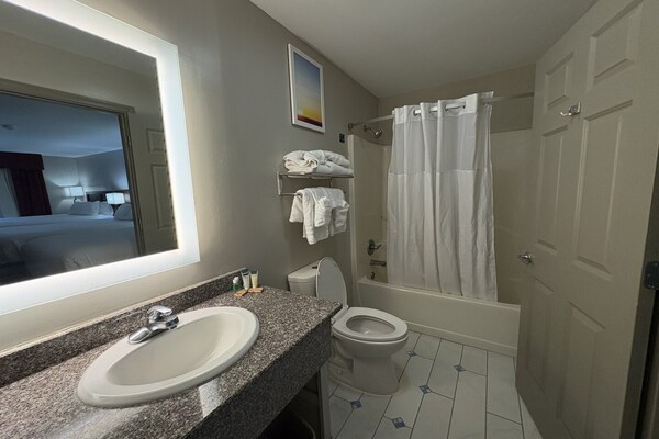 Foto van 3 Queensize bedden | Hampton - Vakantiehuis in Hampton, SC - BathRoom