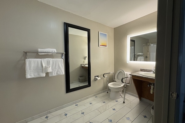 Foto van 3 Queensize bedden | Hampton - Vakantiehuis in Hampton, SC - BathRoom