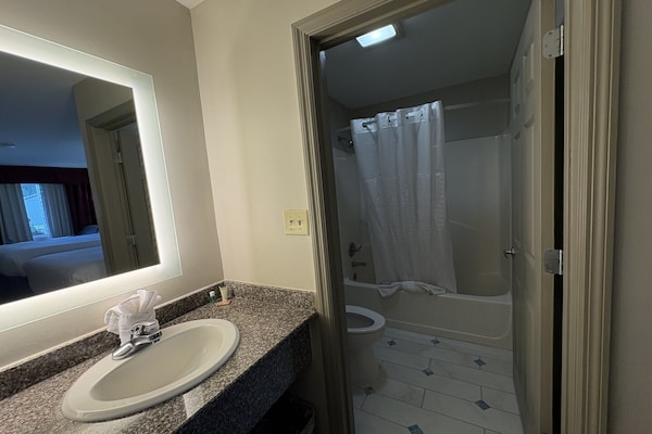 Foto van 3 Queensize bedden | Hampton - Vakantiehuis in Hampton, SC - BathRoom