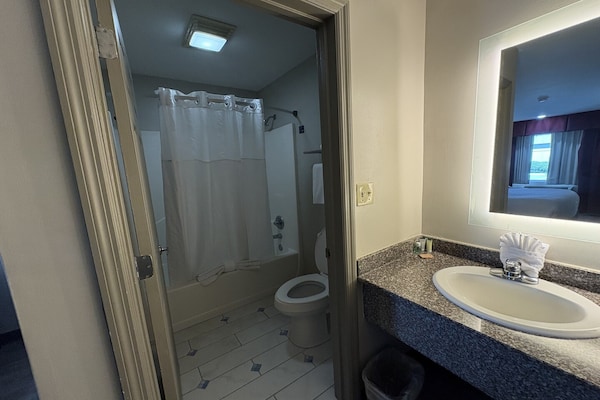Foto van 3 Queensize bedden | Hampton - Vakantiehuis in Hampton, SC - BathRoom