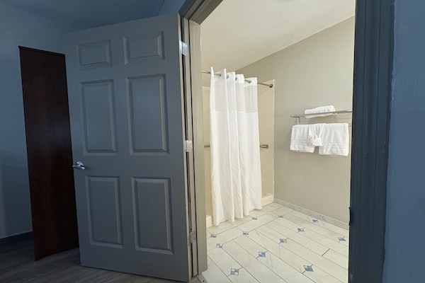 Foto van 3 Queensize Bedden, Roken - Vakantiehuis in Hampton, SC - BathRoom