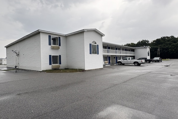 Foto van 3 Queensize Bedden, Roken - Vakantiehuis in Hampton, SC - ExteriorSummer