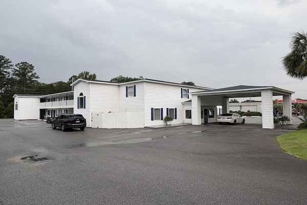 Foto van 3 Queensize Bedden, Roken - Vakantiehuis in Hampton, SC - ExteriorSummer