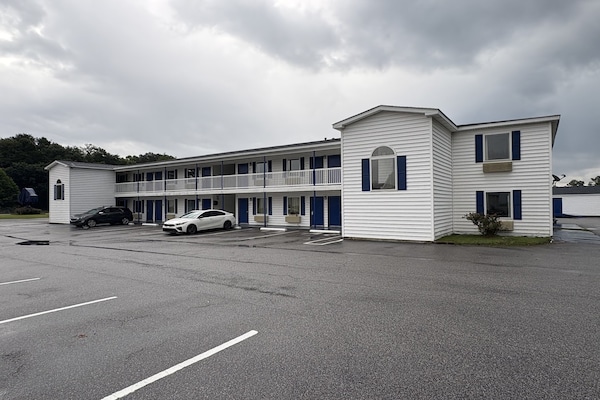 Foto van 3 Queensize Bedden, Roken - Vakantiehuis in Hampton, SC - ExteriorSummer