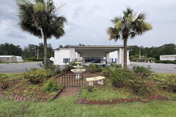 Foto van 3 Queensize Bedden, Roken - Vakantiehuis in Hampton, SC - ExteriorSummer