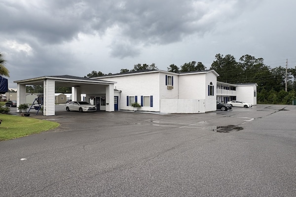 Foto van 3 Queensize Bedden, Roken - Vakantiehuis in Hampton, SC - ExteriorSummer