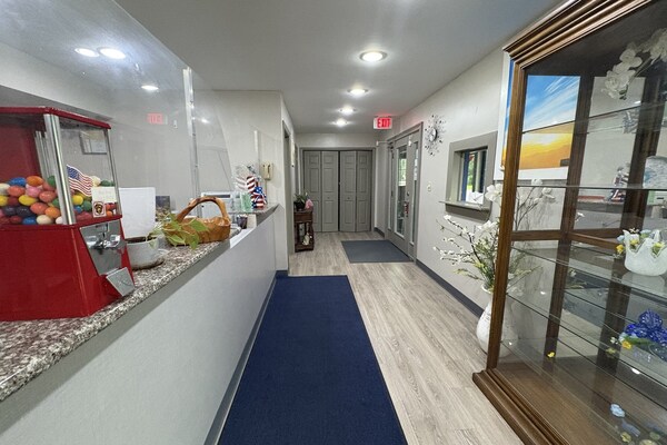 Foto van 3 Queensize Bedden, Roken - Vakantiehuis in Hampton, SC - HallReception
