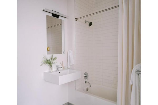 Foto van Luxe appartement met 2 slaapkamers | Court Square - Vakantiehuis in New York City - BathRoom
