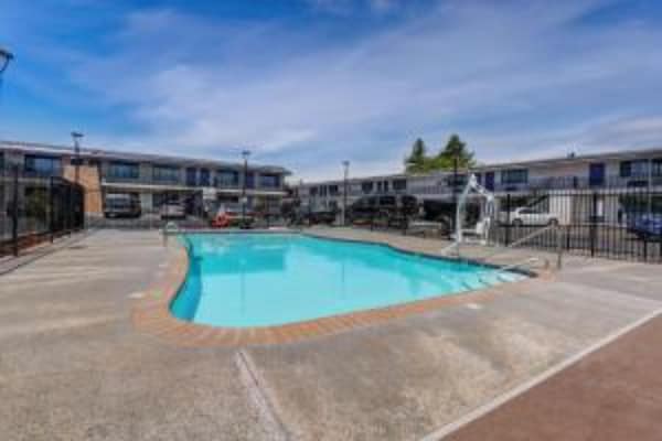 Foto van 3 tweepersoonsbedden | Rookvrij - Vakantiehuis in Ukiah - PoolOfHouse