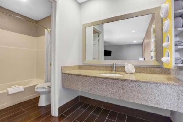 Foto van 3 tweepersoonsbedden | Rookvrij - Vakantiehuis in Ukiah - BathRoom